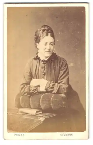 Fotografie W. G. Parker, Holborn, 40, High Holborn, Portrait bürgerliche Dame in hübscher Kleidung