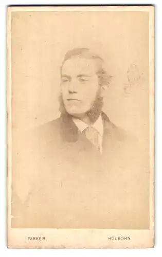 Fotografie W. G. Parker, Holborn, 40, High Holborn, Portrait modisch gekleideter Herr mit Backenbart