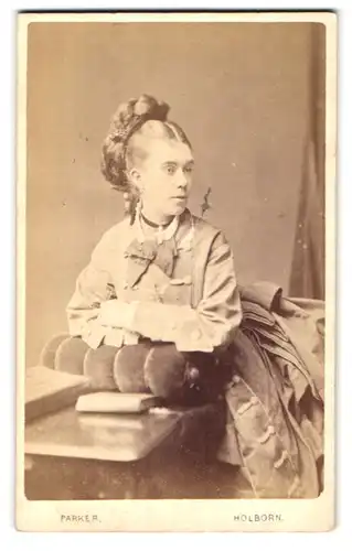 Fotografie W. G. Parker, Holborn, 40, High Holborn, Portrait junge Dame im Kleid mit Kreuzkette