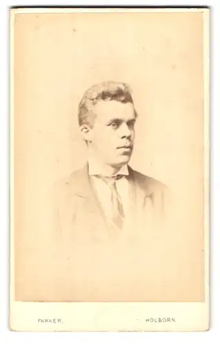 Fotografie W. G. Parker, Holborn, 40, High Holborn, Portrait junger Herr im Anzug mit Krawatte