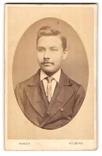 Fotografie W. G. Parker, Holborn, 40, High Holborn, Portrait modisch gekleideter Herr mit Oberlippenbart