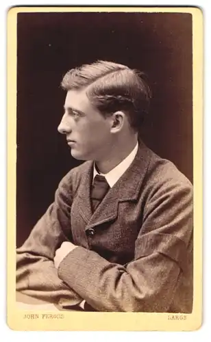 Fotografie John Fergus, Largs, Portrait junger Herr im Anzug mit Krawatte