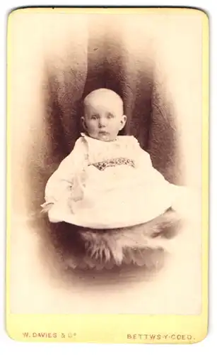Fotografie W. Davies & Co., Betws-y-Coed, Portrait süsses Kleinkind im weissen Kleid