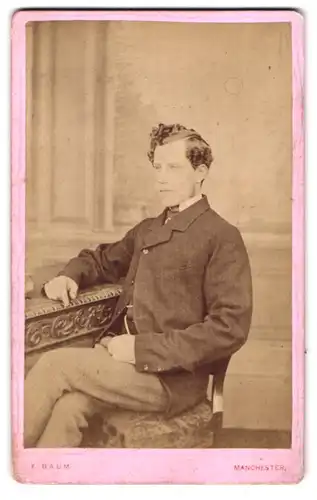 Fotografie Mr. F. Baum, Manchester, 6, St. Ann`s Square, Portrait junger Herr in modischer Kleidung