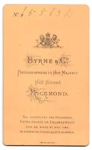 Fotografie Byrne & Co., Richmond, Hill Street, Portrait modisch gekleideter Herr mit Vollbart