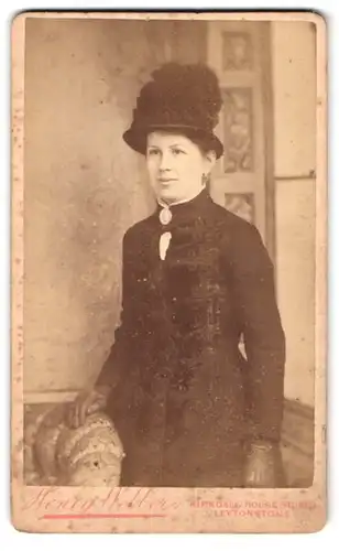 Fotografie Henry Webber, Leytonstone, High Road, Portrait junge Dame in modischer Kleidung