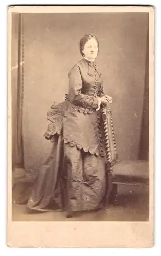 Fotografie Sinclair & Co., London-NW, 70, Euston Rd., Portrait junge Dame in hübscher Kleidung
