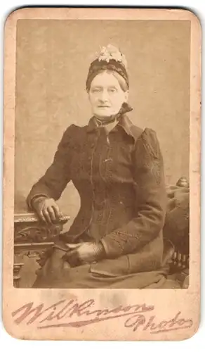 Fotografie Wilkinson, Sheffield, Portrait ältere Dame in zeitgenössischer Kleidung