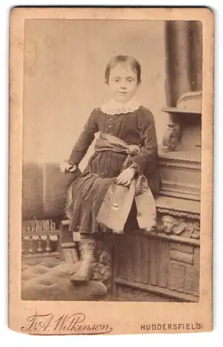 Fotografie F. A. Wilkinson, Huddersfield, Byram Arcade, Portrait kleines Mädchen im Kleid