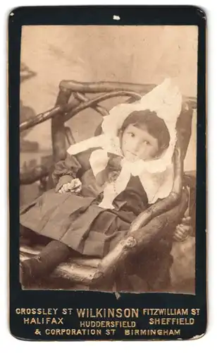 Fotografie Wilkinson, Birmingham, Corporation St., Portrait kleines Mädchen im modischen Kleid
