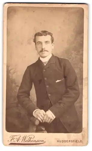 Fotografie F. A. Wilkinson, Huddersfield, Byram Arcade, Portrait junger Herr in modischer Kleidung