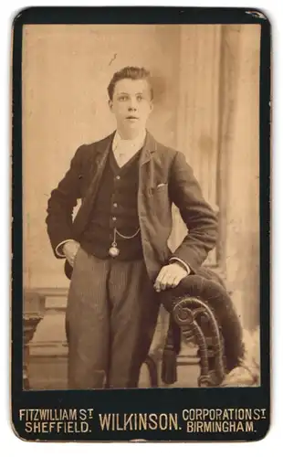 Fotografie Wilkinson, Birmingham, Corporation St., Portrait junger Mann in modischer Kleidung