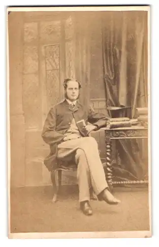 Fotografie F. Joubert, London-W, 36, Porchester Terrace, Portrait modisch gekleideter Herr mit Backenbart