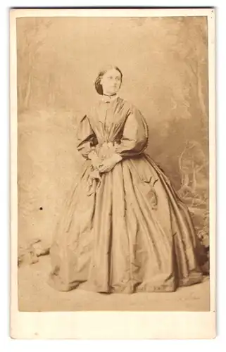 Fotografie F. Joubert, London-W, 36, Porchester Terrace, Portrait junge Dame im festlichen Kleid
