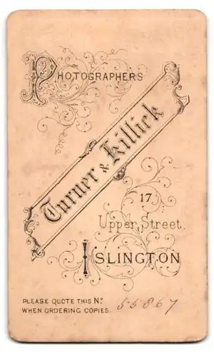 Fotografie Turner & Killick, Islington-N, 17, Upper St., Portrait junge Dame mit Kragenbrosche und Amulett