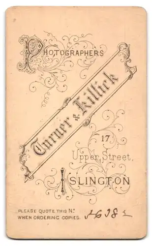 Fotografie Turner & Killick, Islington-N, 17, Upper St., Portrait junge Dame im hübschen Kleid