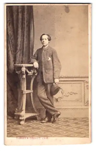 Fotografie Turner & Everitt, Islington-N, 17, Upper Street, Portrait junger Herr in modischer Kleidung