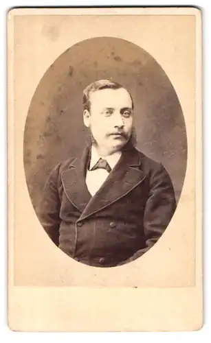 Fotografie J. C. Turner, Islington-N, 17, Upper Street, Portrait junger Herr in modischer Kleidung