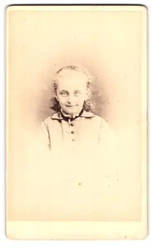 Fotografie J. C. Turner, Islington-N, 17, Upper Street, Portrait modisch gekleidetes Mädchen mit Medaillon
