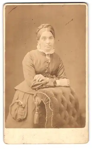 Fotografie J. C. Turner, Islington-N, 17, Upper Street, Portrait ältere Dame in zeitgenössischer Kleidung