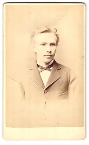 Fotografie J. C. Turner, Islington-N, 17, Upper Street, Portrait junger Herr im Anzug mit Fliege
