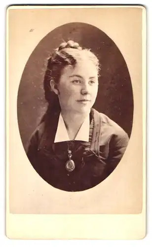 Fotografie J. C. Turner, Islington-N, 17, Upper Street, Portrait junge Dame im Kleid mit Amulett