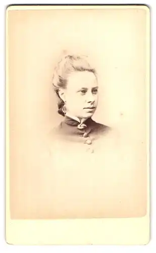 Fotografie J. C. Turner, Islington-N, 17, Upper Street, Portrait junge Dame mit Kragenbrosche