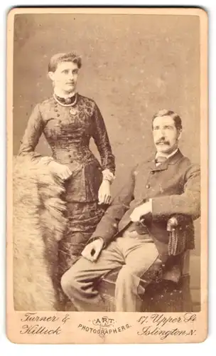 Fotografie Turner & Killick, Islington-N, 17, Upper St., Portrait bürgerliches Paar in modischer Kleidung