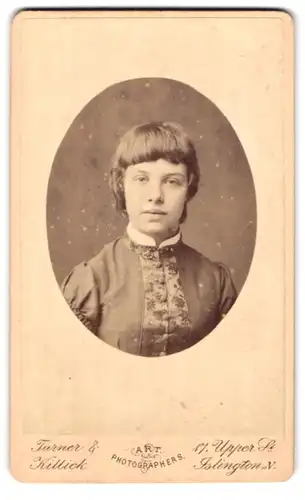 Fotografie Turner & Killick, Islington-N, 17, Upper St., Portrait junge Dame in hübscher Kleidung