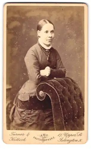 Fotografie Turner & Killick, Islington-N, 17, Upper St., Portrait modisch gekleidete Dame mit Halskette