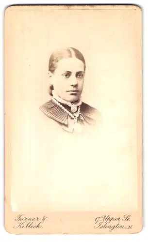 Fotografie Turner & Killick, Islington-N, 17, Upper St., Portrait junge Dame mit Kragenbrosche und Amulett