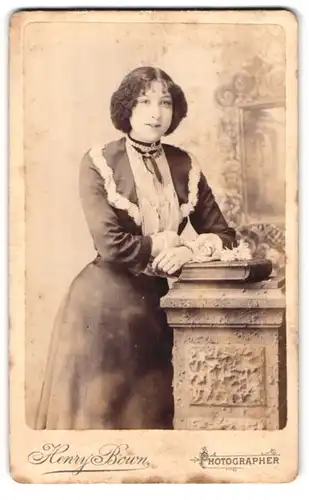 Fotografie Henry Bown, London-SE, 31 & 33, Jamaica Rd., Portrait modisch gekleidetes Fräulein mit Buch