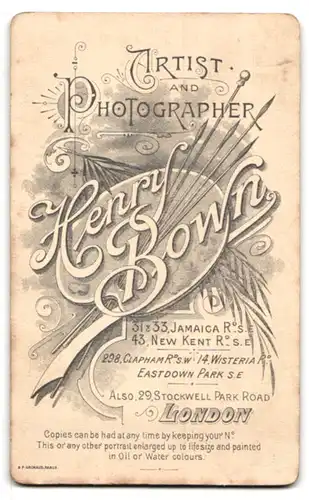 Fotografie Henry Bown, London-SE, 31 & 33, Jamaica Rd., Portrait modisch gekleidetes Fräulein mit Buch