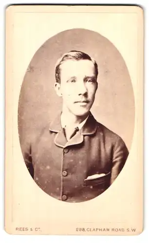 Fotografie Rees & Co., London-SW, 298, Clapham Road, Portrait junger Herr in modischer Kleidung