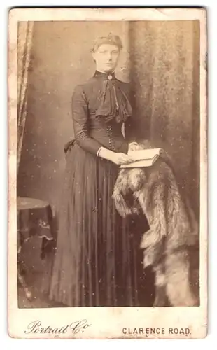 Fotografie Portrait Co., Bristol, 23, Clarence Road, Portrait modisch gekleidete Dame mit Buch