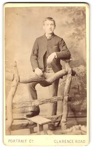Fotografie Portrait Co., Bristol, 23, Clarence Road, Portrait junger Mann in modischer Kleidung