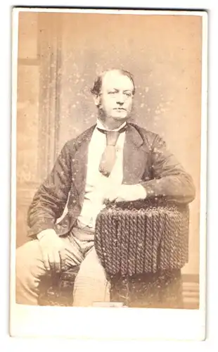 Fotografie W. H. Moore, Bristol, Merchant St., Portrait stattlicher Herr in modischer Kleidung