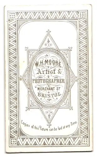 Fotografie W. H. Moore, Bristol, Merchant St., Portrait stattlicher Herr in modischer Kleidung