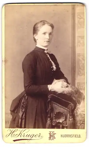 Fotografie H. Kruger, Huddersfield, Portrait junge Dame im hübschen Kleid