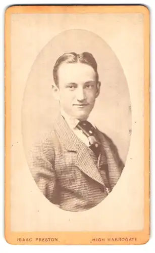 Fotografie Isaac Preston, Harrogate, High Harrogate, Brustportrait junger Herr im Anzug mit Krawatte