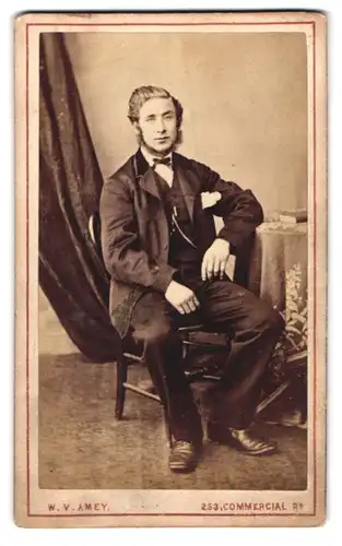 Fotografie W. V. Amey, Landport, 253, Commercial Road, Portrait junger Herr in modischer Kleidung