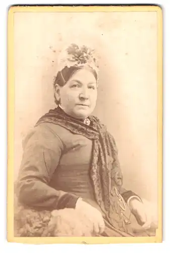 Fotografie W. M. Lean, Hunstanton, Portrait bürgerliche Dame mit Haube und Kragenbrosche