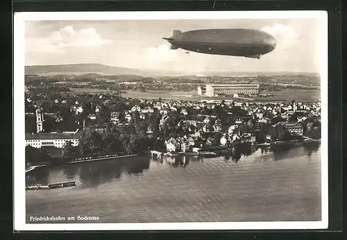 AK Friedrichshafen am Bodensee, Zeppelin über der Stadt