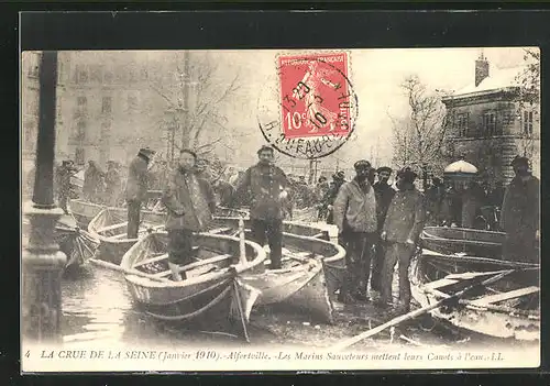 AK Alfortville, Inondation 1910, Les Marins Sauveteurs mettent leurs Canots à l`eau, Hochwasser