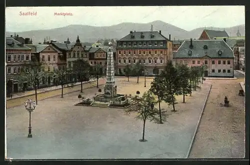 AK Saalfeld, Marktplatz mit Säule