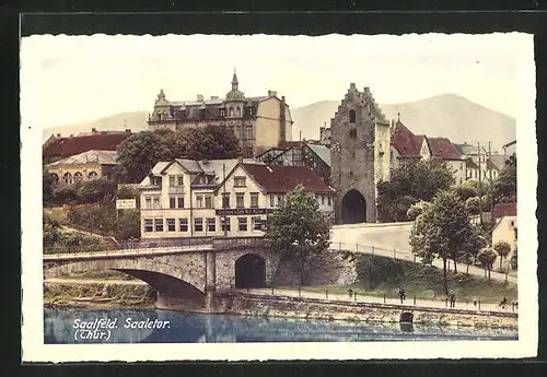 AK Saalfeld /Thür., Saaletor mit Conditorei & Café und Brücke