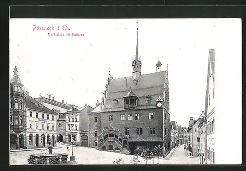 AK Pössneck i. Th., Marktplatz mit Rathaus und Brunnen