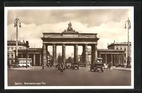 AK Berlin, Verkehr am Brandenburger Tor