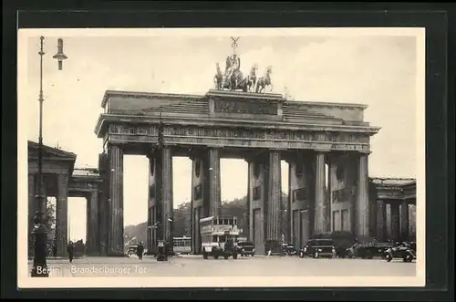 AK Berlin, Brandenburger Tor mit Strassenverkehr