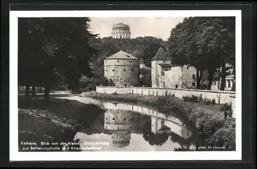 AK Kelheim, Blick von der kleinen Donaubrücke auf die Befreiungshalle